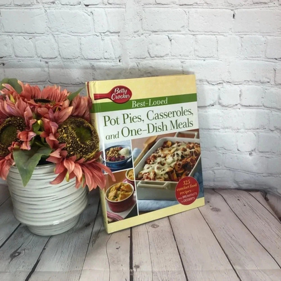 BETTY CROCKER'S BEST LOVED POT PIES CASSEROLES ONE DISH MEALS cookbook - Picture 1 of 9